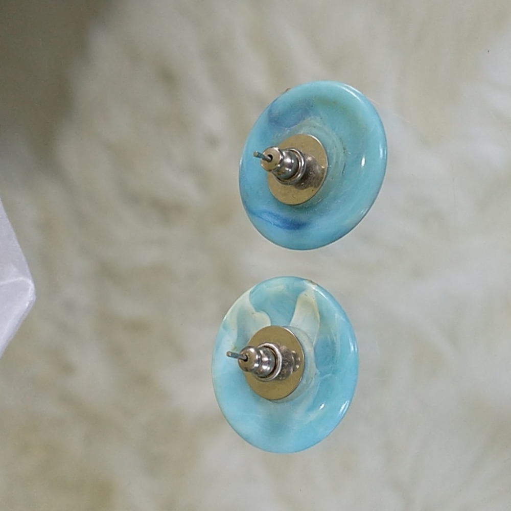 Vintage white blue marble ocean wave round post earrings - Picture 3 of 3